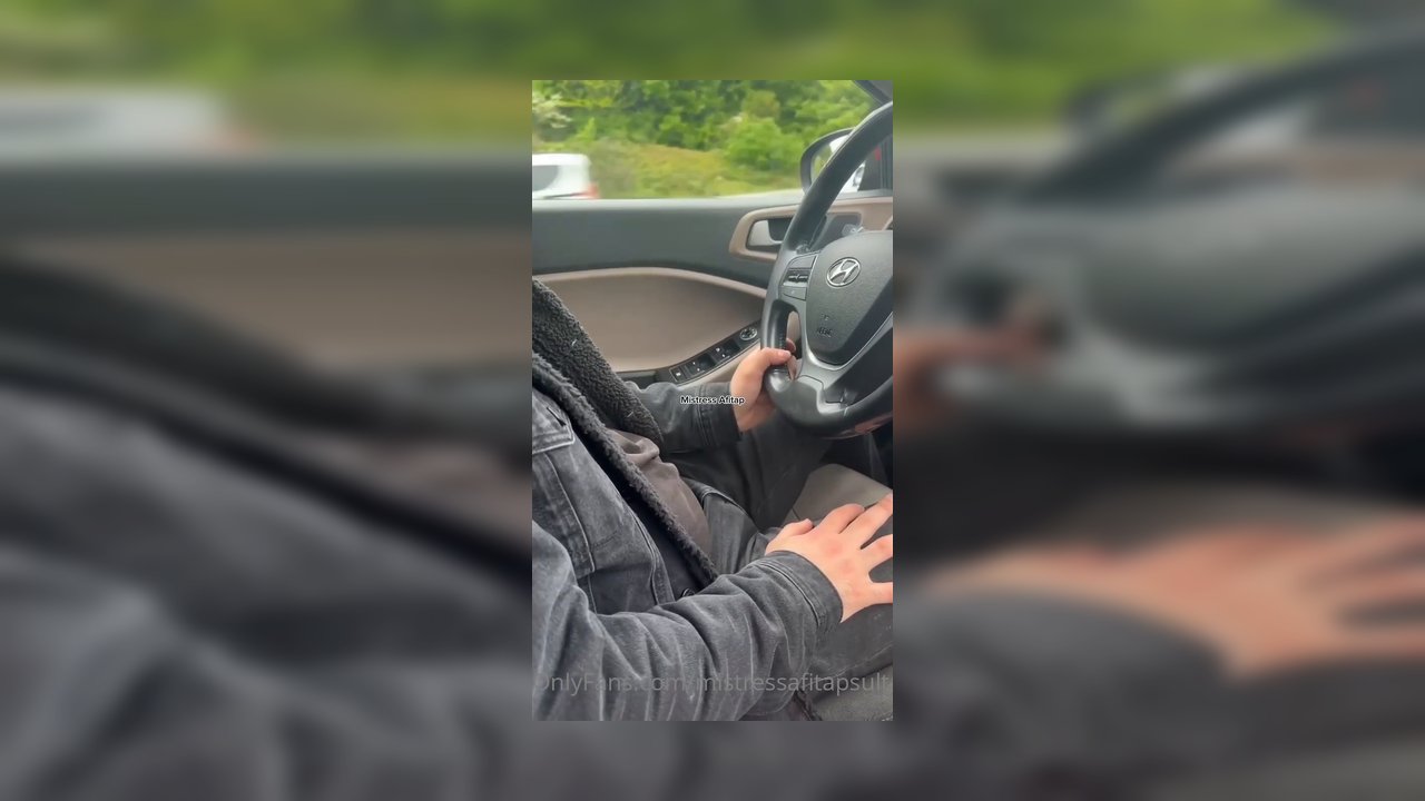 One behind cleaning the shoes Nd Sissy driving - Video İzle