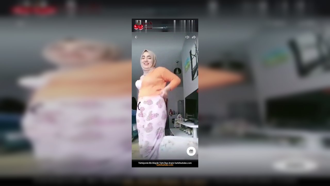 Türbanlı Öğretmen ifşa MEME dekolteli canlı yayın videosu - Video İzle