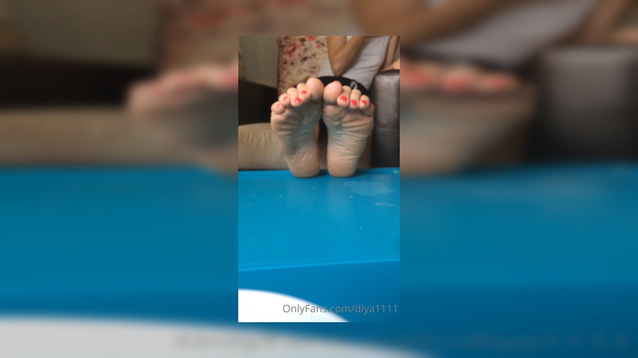 Ayak tabanlarımın güzelliğine bak - Video İzle